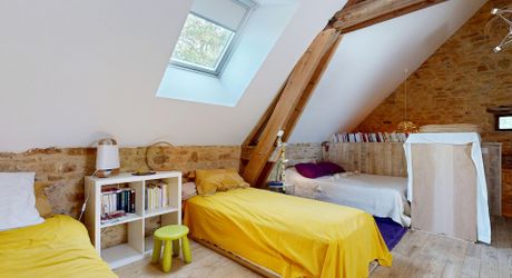 Bel ensemble de trois maisons en pierre avec piscine au calme