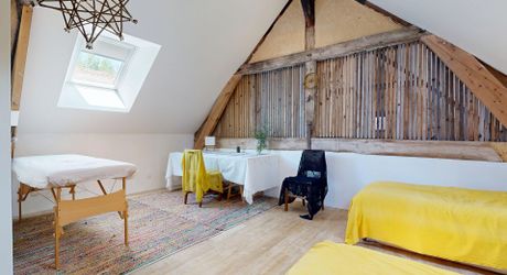 Bel ensemble de trois maisons en pierre avec piscine au calme