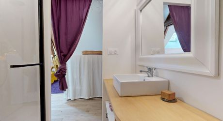 Bel ensemble de trois maisons en pierre avec piscine au calme