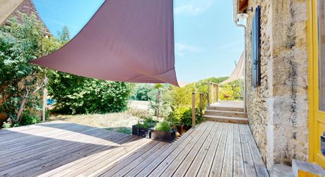 Bel ensemble de trois maisons en pierre avec piscine au calme