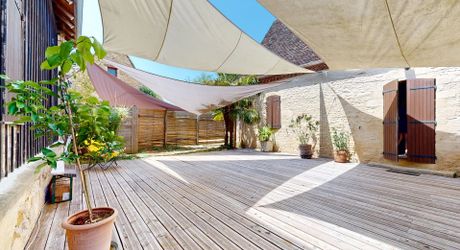 Bel ensemble de trois maisons en pierre avec piscine au calme