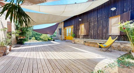Bel ensemble de trois maisons en pierre avec piscine au calme