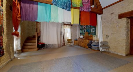 Bel ensemble de trois maisons en pierre avec piscine au calme