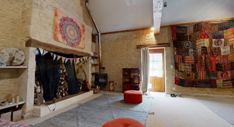 Bel ensemble de trois maisons en pierre avec piscine au calme