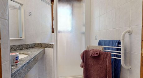 Bel ensemble de trois maisons en pierre avec piscine au calme
