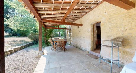 Bel ensemble de trois maisons en pierre avec piscine au calme