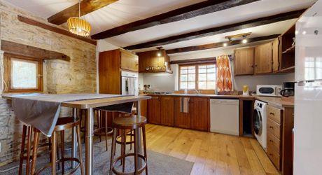 Bel ensemble de trois maisons en pierre avec piscine au calme