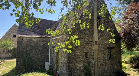 Bel ensemble de trois maisons en pierre avec piscine au calme