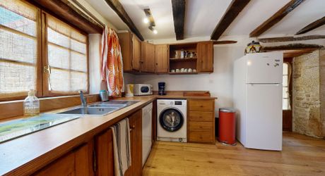 Bel ensemble de trois maisons en pierre avec piscine au calme