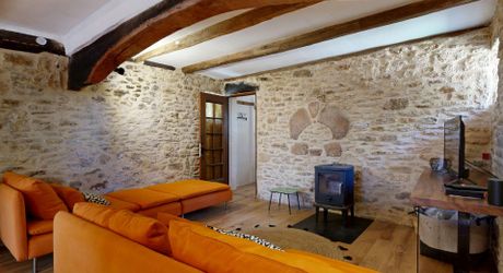 Bel ensemble de trois maisons en pierre avec piscine au calme