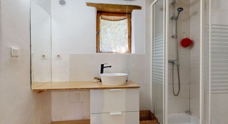 Bel ensemble de trois maisons en pierre avec piscine au calme
