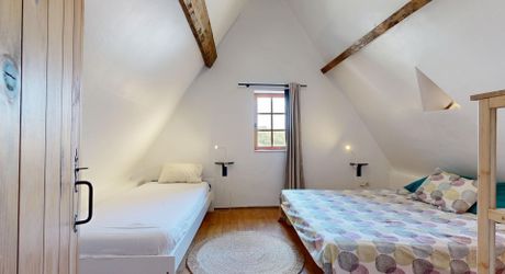 Bel ensemble de trois maisons en pierre avec piscine au calme