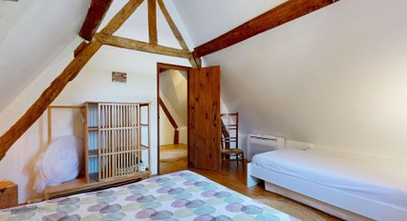 Bel ensemble de trois maisons en pierre avec piscine au calme