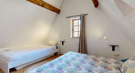 Bel ensemble de trois maisons en pierre avec piscine au calme