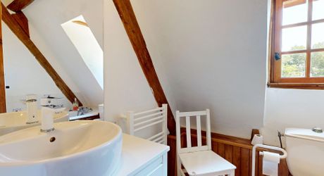 Bel ensemble de trois maisons en pierre avec piscine au calme
