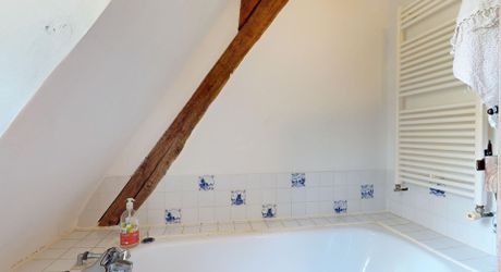 Bel ensemble de trois maisons en pierre avec piscine au calme