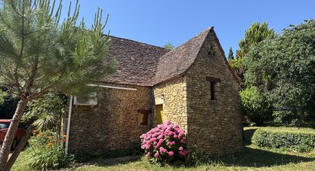 Bel ensemble de trois maisons en pierre avec piscine au calme