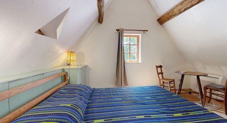 Bel ensemble de trois maisons en pierre avec piscine au calme