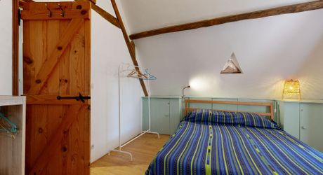 Bel ensemble de trois maisons en pierre avec piscine au calme