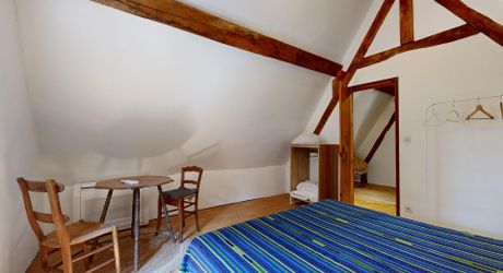 Bel ensemble de trois maisons en pierre avec piscine au calme