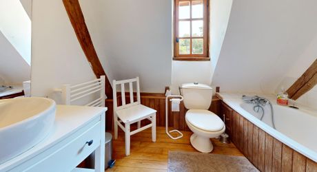 Bel ensemble de trois maisons en pierre avec piscine au calme