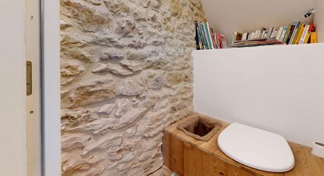 Bel ensemble de trois maisons en pierre avec piscine au calme