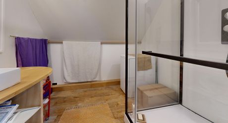 Bel ensemble de trois maisons en pierre avec piscine au calme
