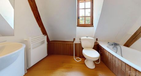 Bel ensemble de trois maisons en pierre avec piscine au calme