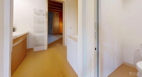 Bel ensemble de trois maisons en pierre avec piscine au calme