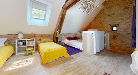 Bel ensemble de trois maisons en pierre avec piscine au calme
