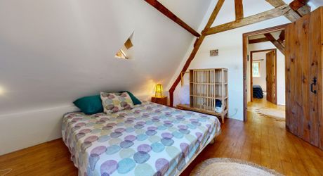Bel ensemble de trois maisons en pierre avec piscine au calme