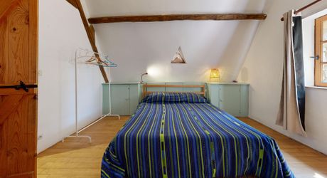Bel ensemble de trois maisons en pierre avec piscine au calme