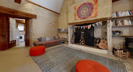 Bel ensemble de trois maisons en pierre avec piscine au calme
