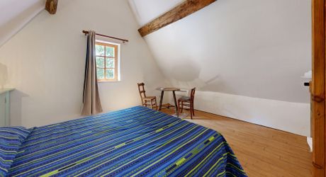 Bel ensemble de trois maisons en pierre avec piscine au calme