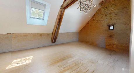 Bel ensemble de trois maisons en pierre avec piscine au calme