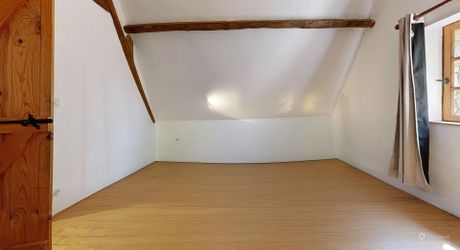 Bel ensemble de trois maisons en pierre avec piscine au calme