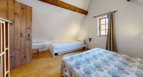 Bel ensemble de trois maisons en pierre avec piscine au calme