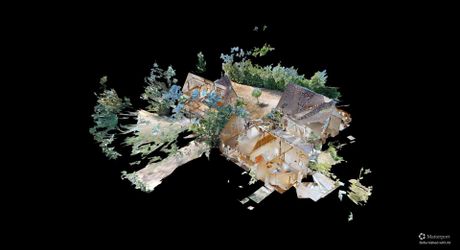 Bel ensemble de trois maisons en pierre avec piscine au calme