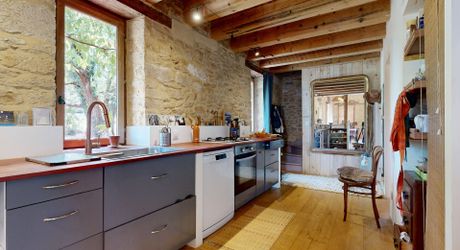 Bel ensemble de trois maisons en pierre avec piscine au calme