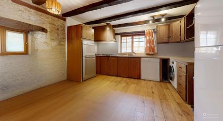 Bel ensemble de trois maisons en pierre avec piscine au calme