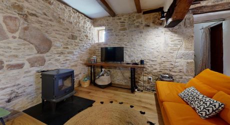 Bel ensemble de trois maisons en pierre avec piscine au calme