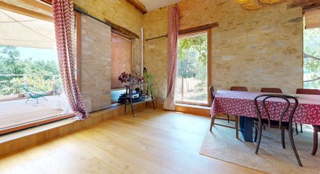 Bel ensemble de trois maisons en pierre avec piscine au calme