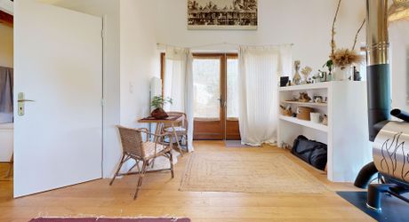 Bel ensemble de trois maisons en pierre avec piscine au calme