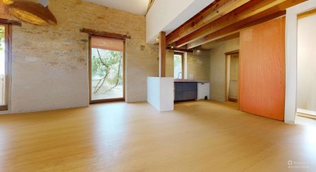 Bel ensemble de trois maisons en pierre avec piscine au calme
