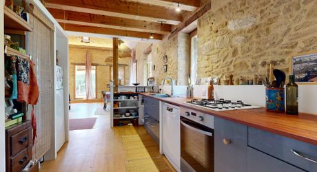 Bel ensemble de trois maisons en pierre avec piscine au calme