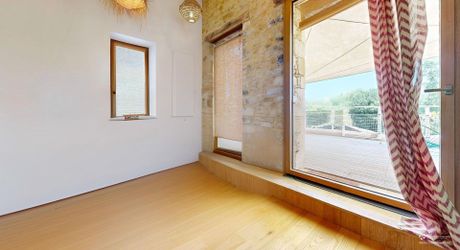 Bel ensemble de trois maisons en pierre avec piscine au calme