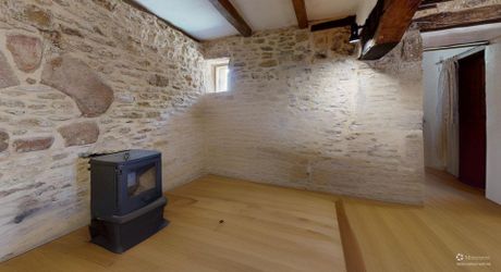 Bel ensemble de trois maisons en pierre avec piscine au calme