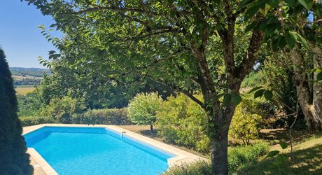 Perigordine avec piscine et magnifique vue sur la Vallée.