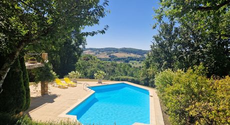 Perigordine avec piscine et magnifique vue sur la Vallée.