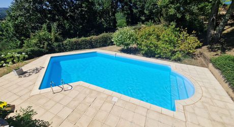 Perigordine avec piscine et magnifique vue sur la Vallée.
